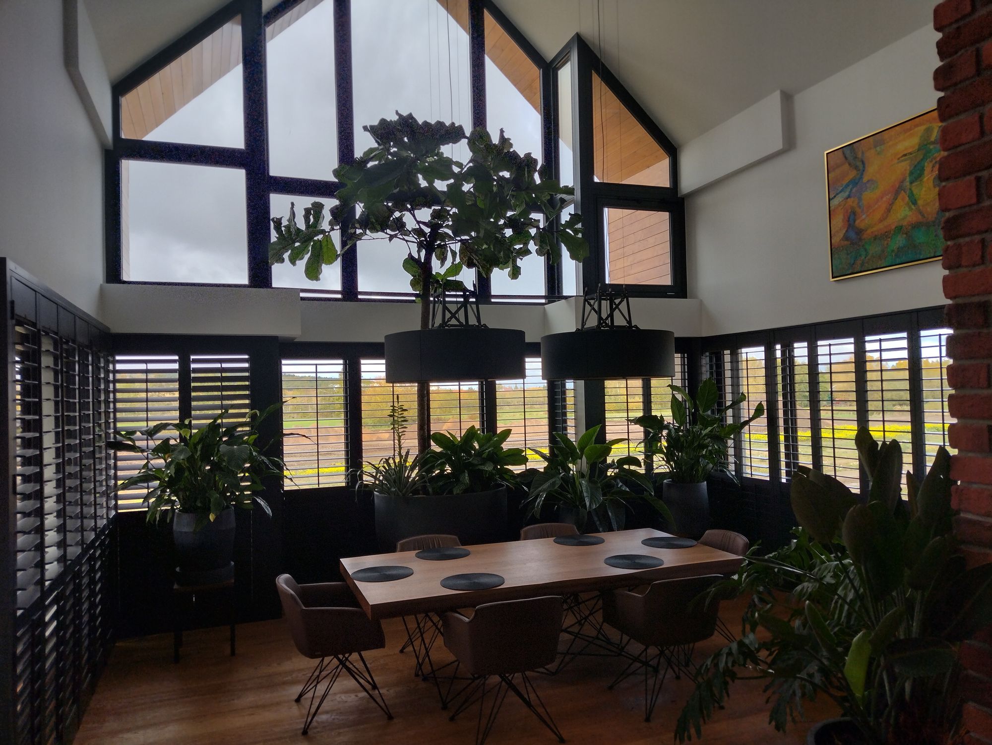 Salon z oknami szczytowymi - shuttersy antracytowe, lamele 89 mm, Nakło nad Notecią