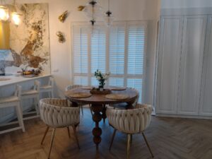 Jadalnia i salon - shuttersy białe, lamele 63 mm, Osiek Mały