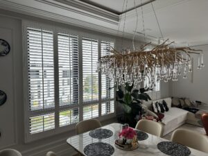 Jadalnia z żyrandolem - shuttersy białe, lamele 63 mm, Sopot