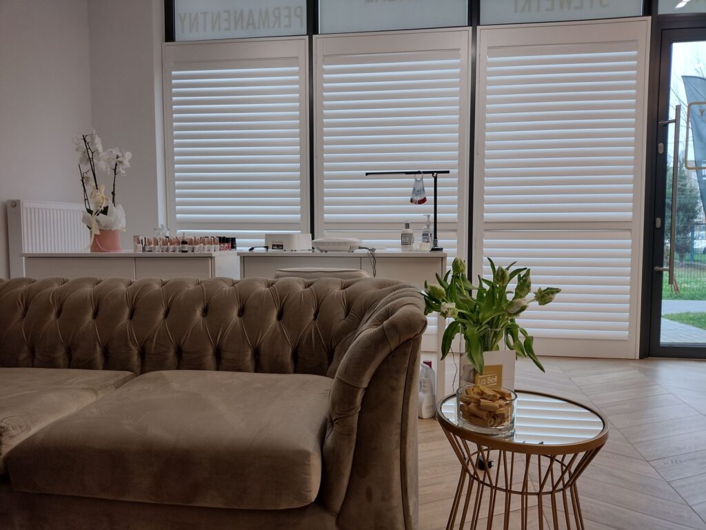 Salon kosmetyczny z shuttersami - shuttersy białe, lamele 76 mm, Radzymin