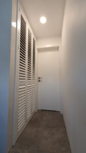Drzwi ażurowe w przedpokoju - shuttersy białe, lamele 63 mm, Warszawa