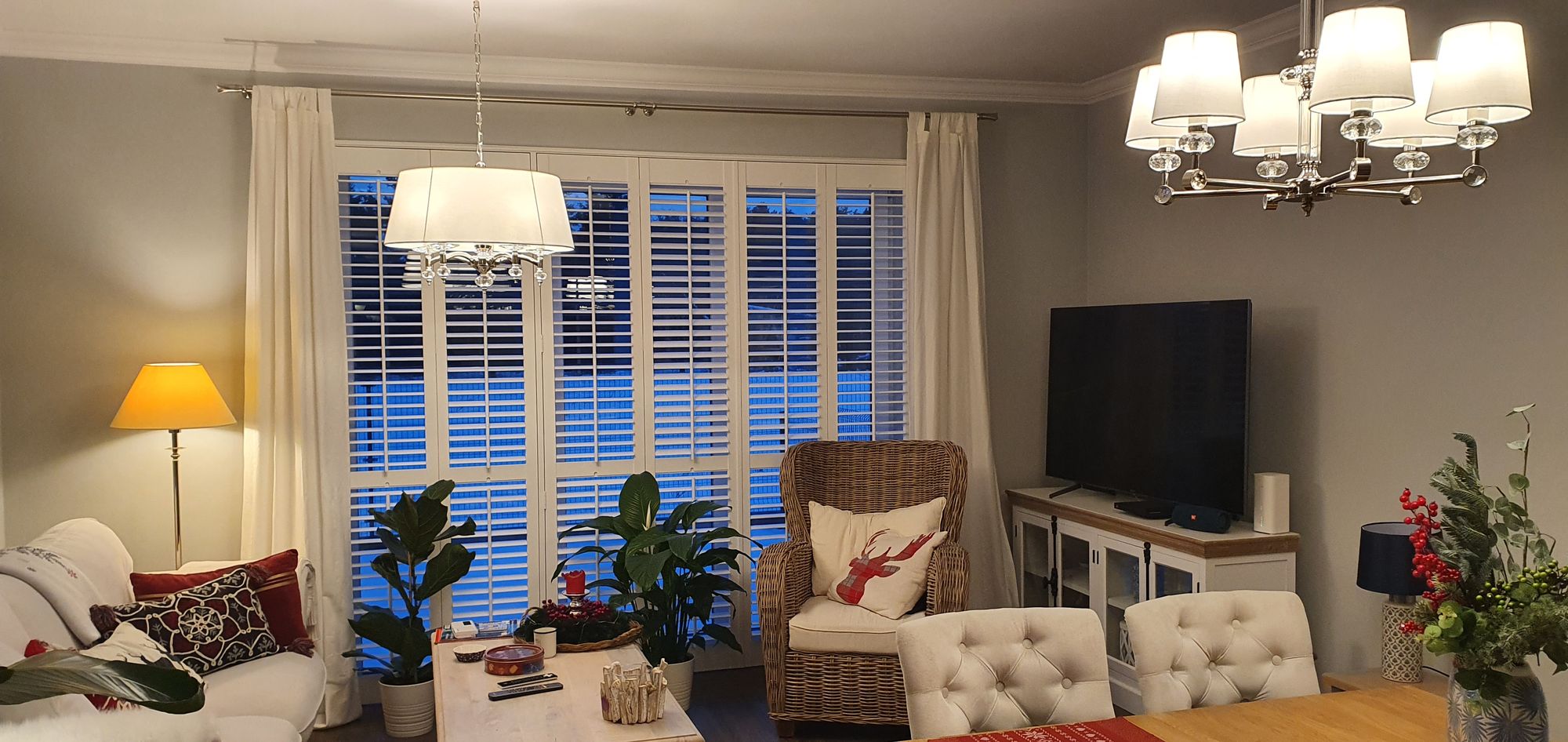 Salon wieczorem - shuttersy białe, lamele 63 mm, Osielsko