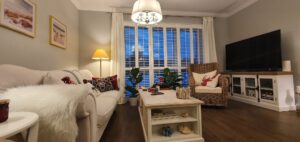 Salon z kanapą i shuttersami - shuttersy białe, lamele 63 mm, Osielsko