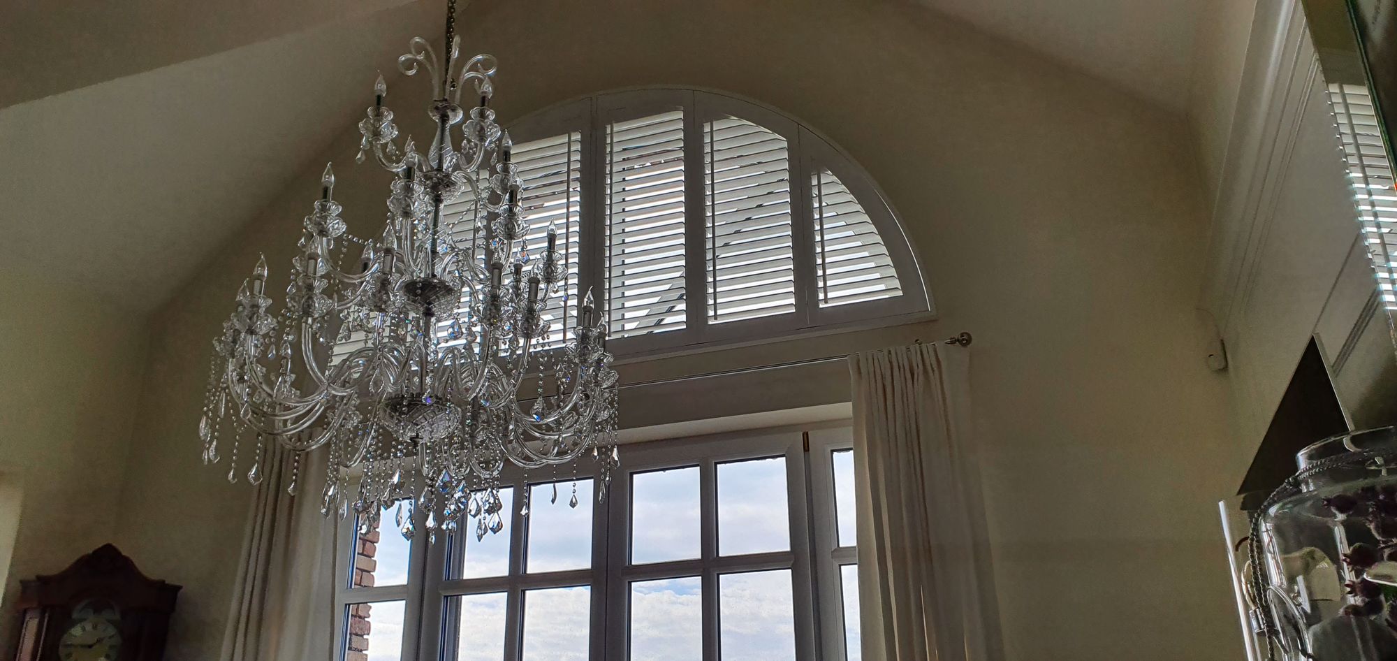 Łukowy shutters nad drzwiami - shuttersy białe, lamele 63 mm, Poznań