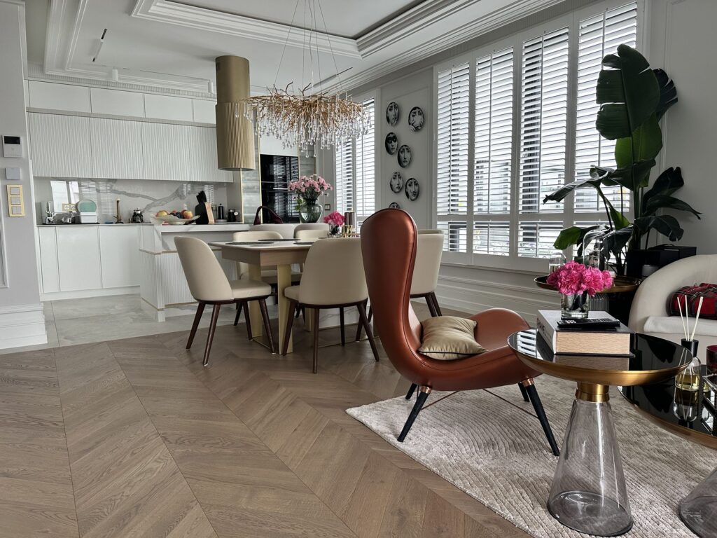 Salon z aneksem i jadalnią - shuttersy białe, lamele 63 mm, Sopot