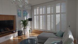 Salon z narożnikiem - shuttersy białe, lamele 63 mm, Warszawa Wilanów