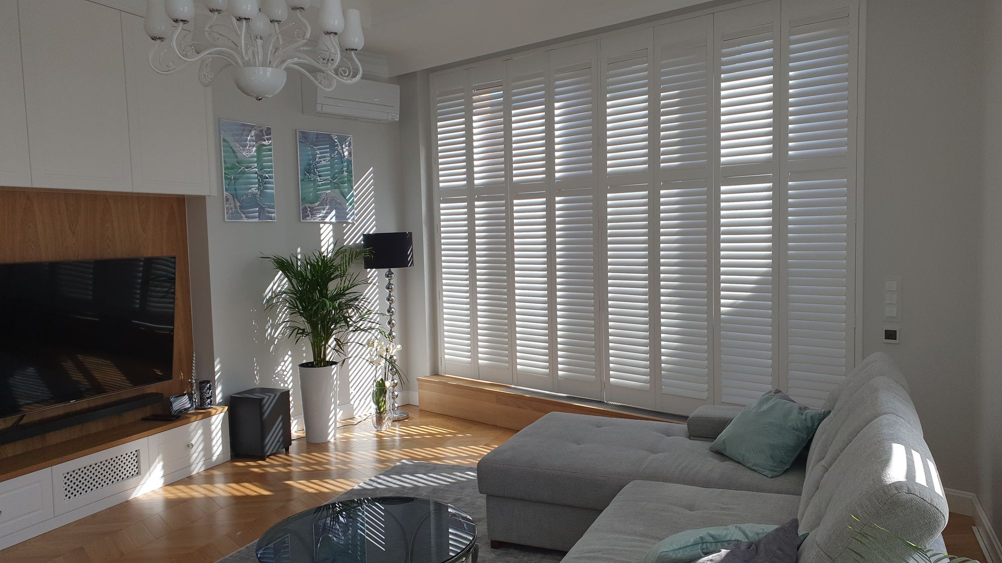 Salon z narożnikiem - shuttersy białe, lamele 63 mm, Warszawa Wilanów