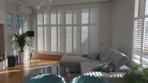 Salon z wieloma oknami - shuttersy białe, lamele 63 mm, Warszawa Wilanów