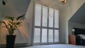 Okno balkonowe na poddaszu - shuttersy białe, lamele 76 mm, Warszawa Powsin