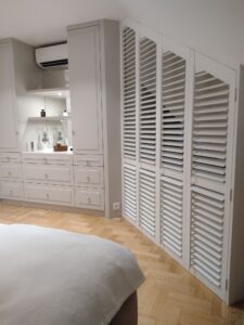 Drzwi ażurowe pod skosem - shuttersy białe, lamele 63 mm, Wierzchowisko