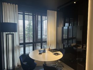 Sala spotkań z czarnymi shuttersami - shuttersy czarne, lamele 63 mm, Warszawa