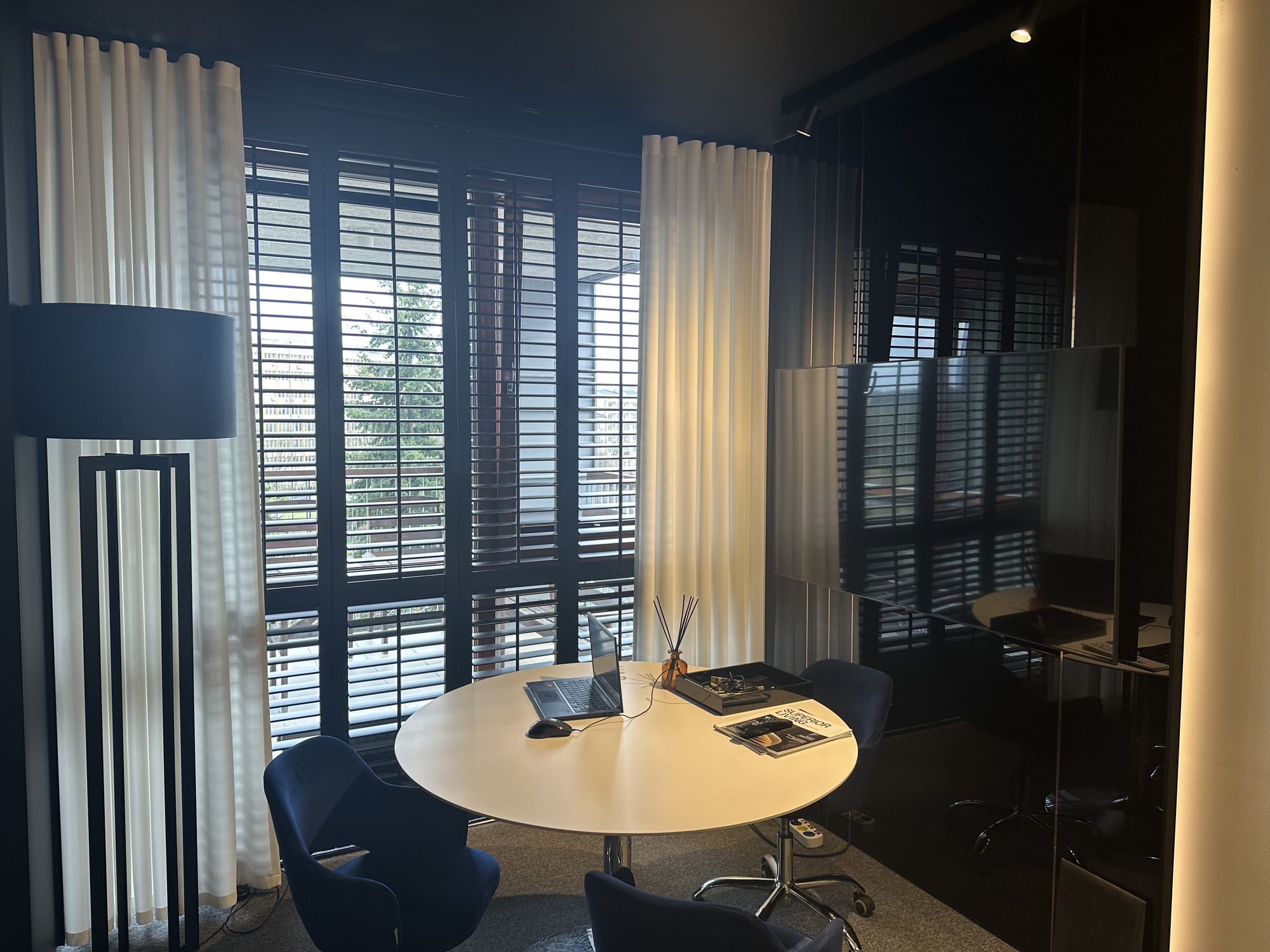 Sala spotkań z czarnymi shuttersami - shuttersy czarne, lamele 63 mm, Warszawa