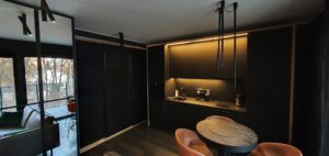 Ciemny salon z czarnymi shuttersami - shuttersy czarne, lamele 63 mm, Poznań