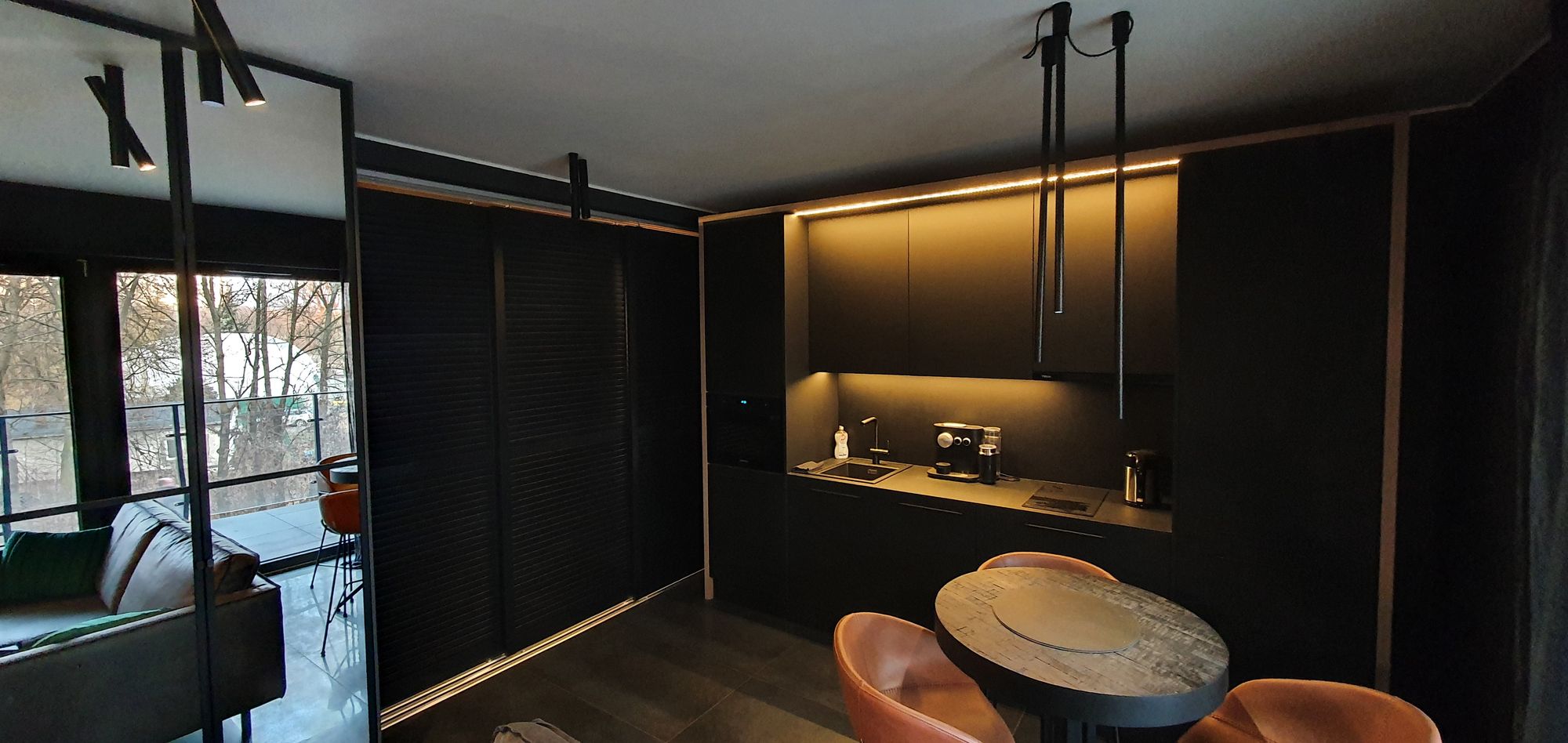 Ciemny salon z czarnymi shuttersami - shuttersy czarne, lamele 63 mm, Poznań