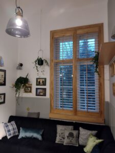 Okno ze szprosami i shuttersami - shuttersy z naturalnego drewna, lamele 63 mm, Nowy Sącz