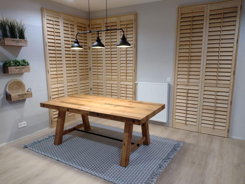 Jadalnia z naturalnymi shuttersami - shuttersy z naturalnego drewna, lamele 63 mm, Gdańsk
