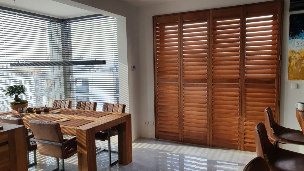 Jadalnia w apartamencie - shuttersy w kolorze Redwood, lamele 89 mm, Warszawa