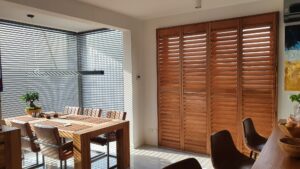 Shuttersy Redwood przy stole - shuttersy w kolorze Redwood, lamele 89 mm, Warszawa