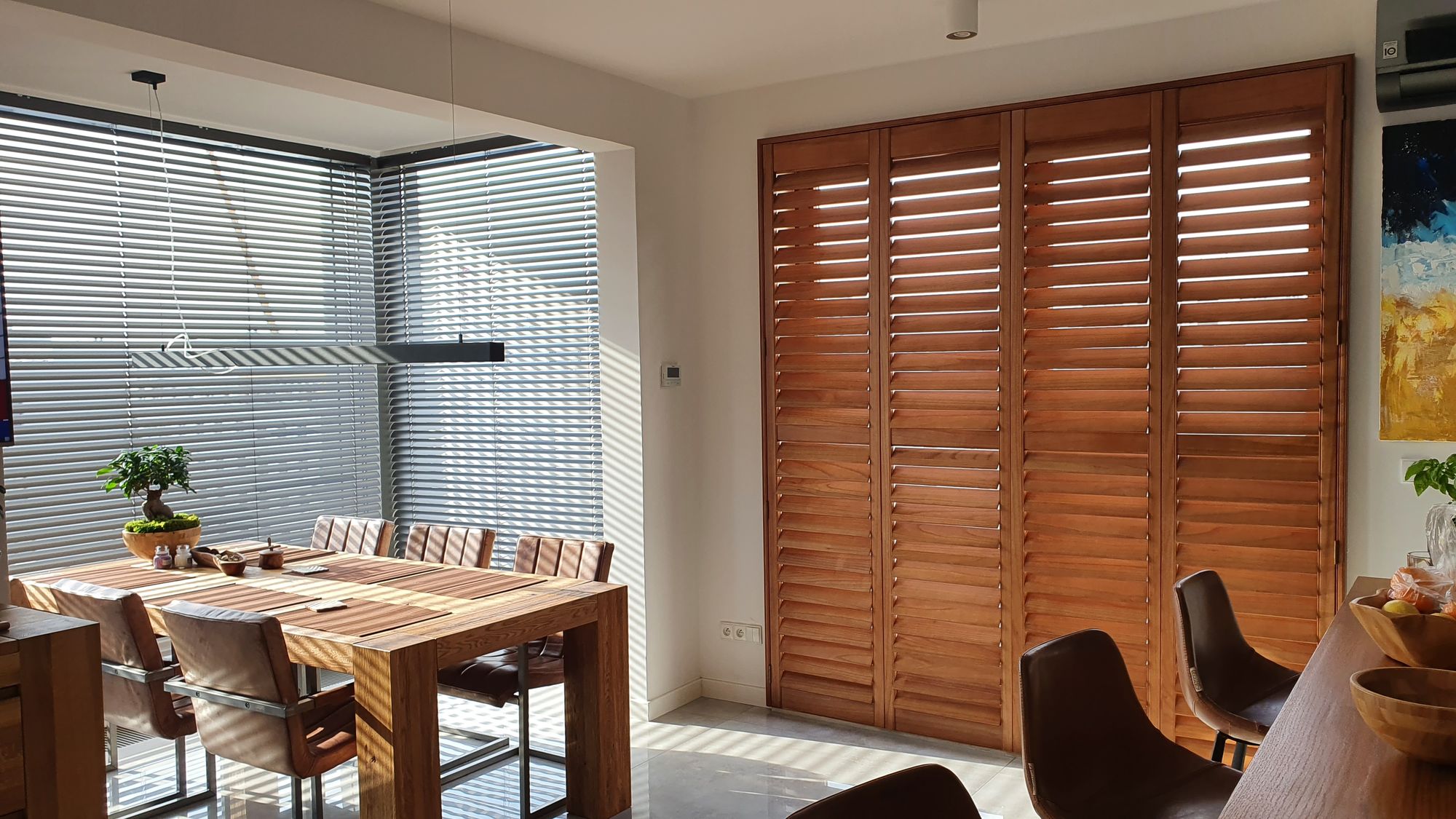 Shuttersy Redwood przy stole - shuttersy w kolorze Redwood, lamele 89 mm, Warszawa