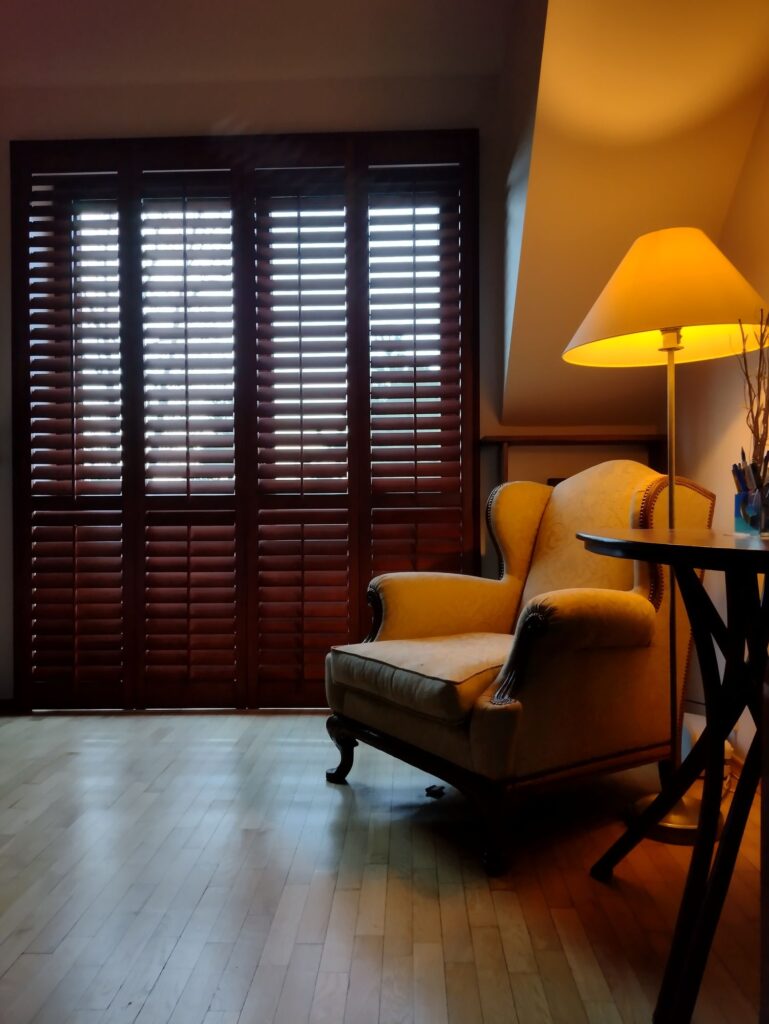 Sypialnia na poddaszu - shuttersy w kolorze Redwood, lamele 76 mm, Węgrzce k. Krakowa